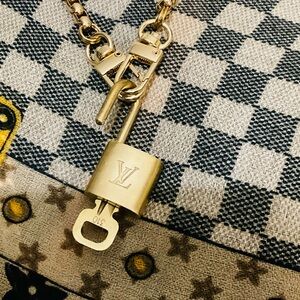 ✅AUTHENTIC LV Gold Lock Pendant ( generic chain included )